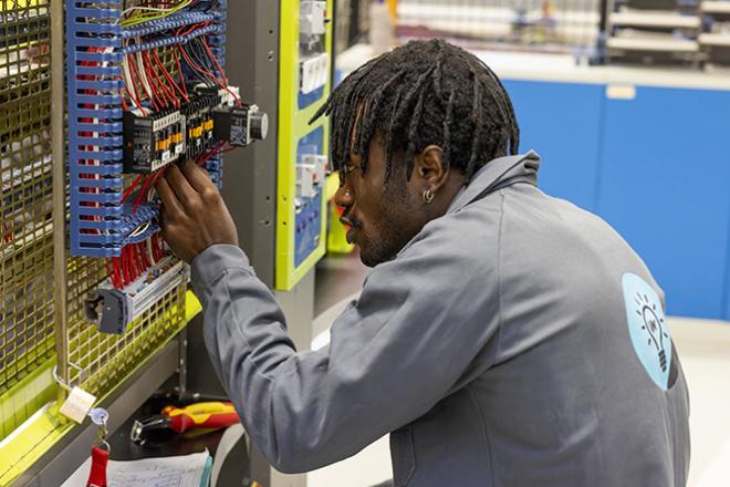 Des mini-stages pour découvrir le monde professionnel Un élève en atelier pratique
