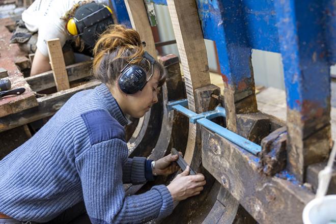 Les ateliers Jean Moulin, tiers-lieu de Plouhinec (29) Jeune femme travaillant sur la charpente