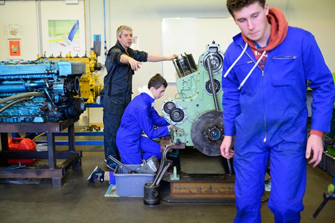 Employeurs : 6 questions sur l’accueil de stagiaires Des élèves en atelier pratique