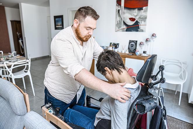 Un accompagnant éducatif et social au domicile d&#039;un patient