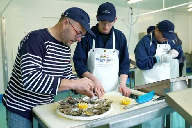 Le CAP Poissonnier écailler au CFA de la Ville de Lorient Un formateur explique la préparation d'un plateau de fruits de mer à un apprenti