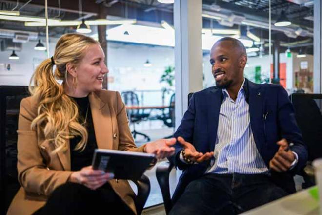 Un accompagnement gratuit sur son parcours professionnel Deux personnes en entretien