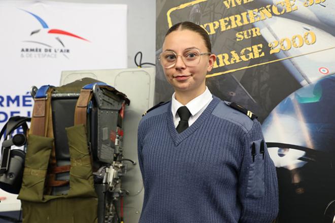 Emilie s'est engagée dans l'armée. Emilie s'est engagée dans l'armée.