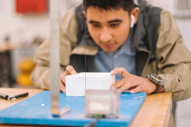 Des formations en 2 ou 3 ans pour travailler Etudiant devant une machine en atelier
