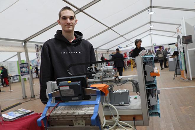 Maël est étudiant dans l'industrie. Maël est étudiant dans l'industrie.