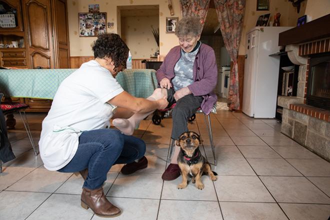 Une Aide à domicile en visite chez un monsieur pour la prise des repas.