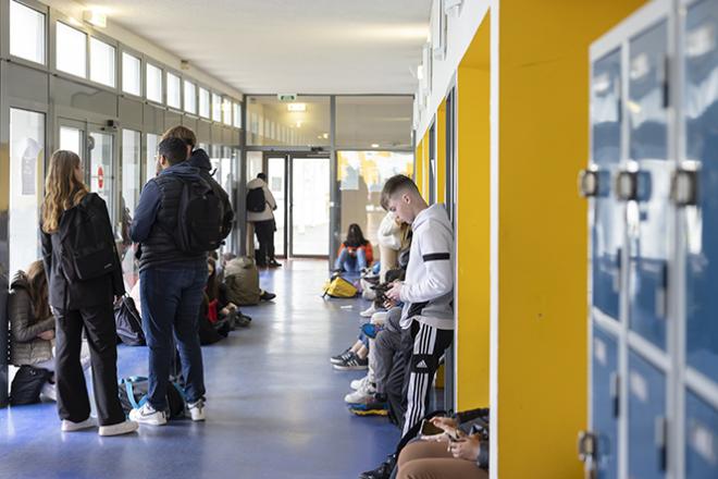 Des lycéens et lycéennes en pause dans les couloirs du lycée Jean Guéhenno à Vannes