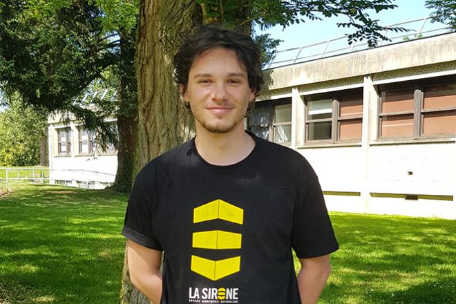 Portrait d&#039;Esteban devant un arbre sur le campus de Rennes 1 