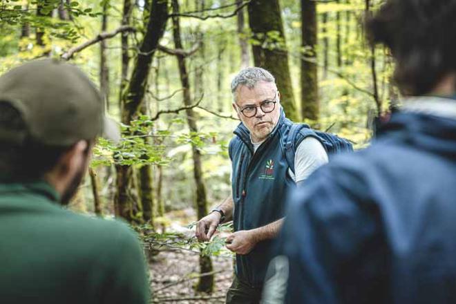 Eric Sinou en forêt avec du public