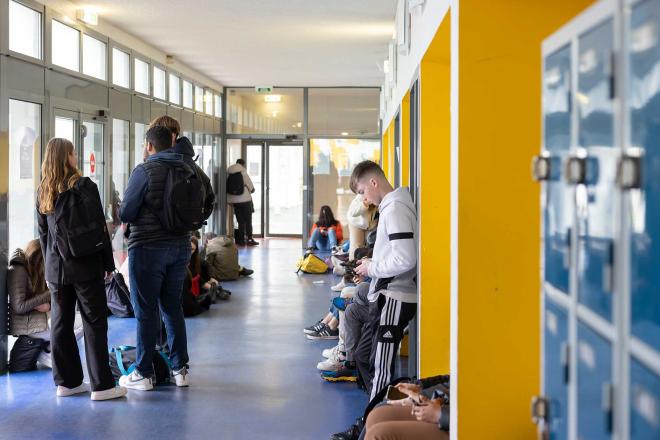 Des élèves dans les couloirs du lycée Jean Guéhenno de Vannes
