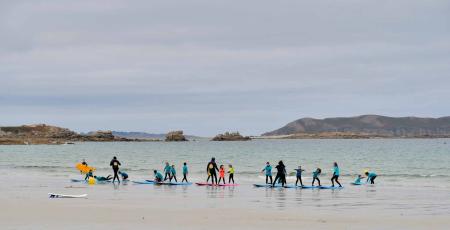 Cours de surf pour enfants sur une plage en Bretagne