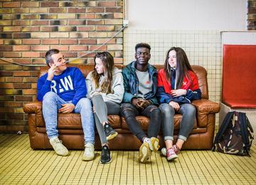Jeunes sur canapé