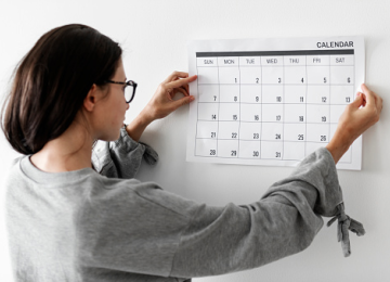 Jeune femme présentant un calendrier