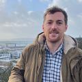 Thibault Marzin devant le port de Brest.