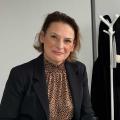 Portrait de Karine Rivoallan à son bureau