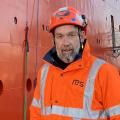 Portrait de Christophe Geimer dans un  port devant un navire