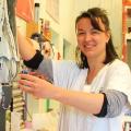 Agathe Le Gourières tient une prothèse de jambe sur l&#039;établi de son atelier