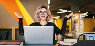 Relation au travail-Sens du travail Femme joyeuse face à son écran