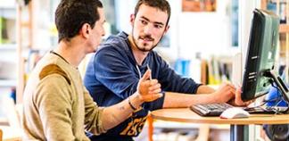Dès le lycée, testez la vie étudiante Deux jeunes discutent