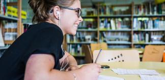 Recherche de stage, mode d'emploi Une personne dans une bibliothèque