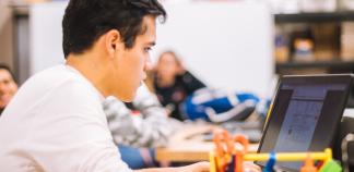 Séquence d'observation : recherche de stage, mode d'emploi Un jeune devant son PC