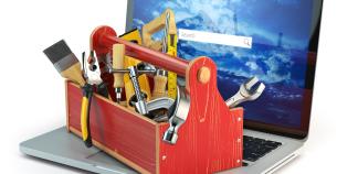 Vignette "Accompagner les élèves avec IDEO" Boîte à outils posée sur un ordinateur portable