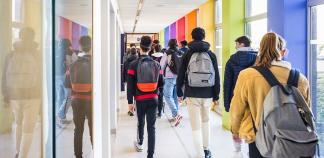 Elèves en formation professionnelle Elèves dans un couloir