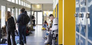 Des lycéens et lycéennes en pause dans les couloirs du lycée Jean Guéhenno à Vannes Des lycéens et lycéennes en pause dans les couloirs du lycée Jean Guéhenno à Vannes